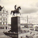 Slussplan med Karl XIV Johans staty